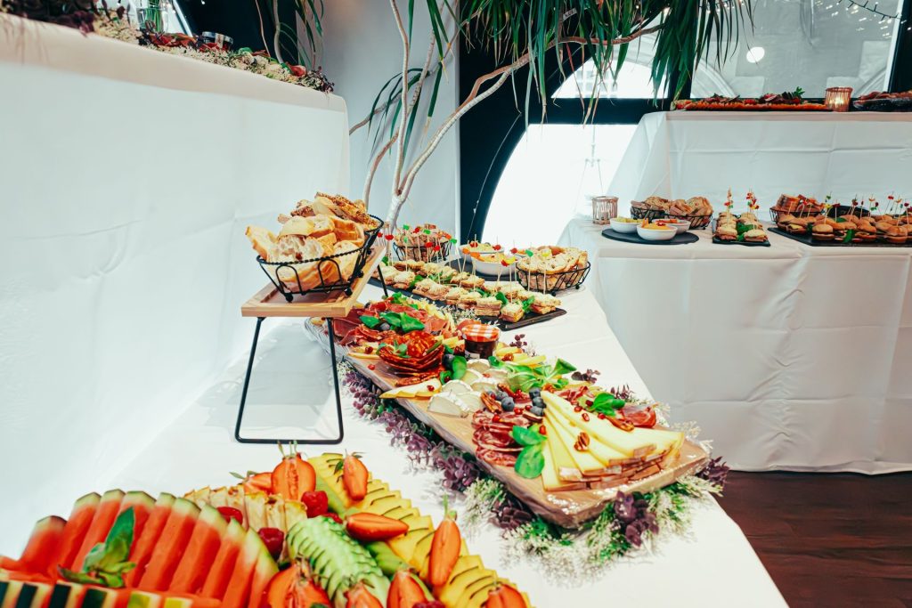 Buffet de mariage avec plateaux de fruits et de mets
