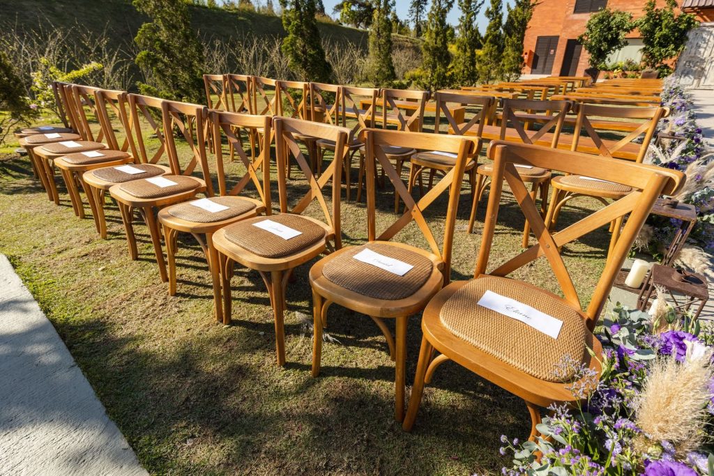 Rangées de chaises en bois pour une cérémonie de mariage en extérieur