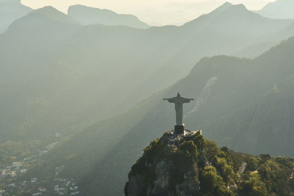 Christ Rédempteur dans la brume au-dessus de Rio de Janeiro