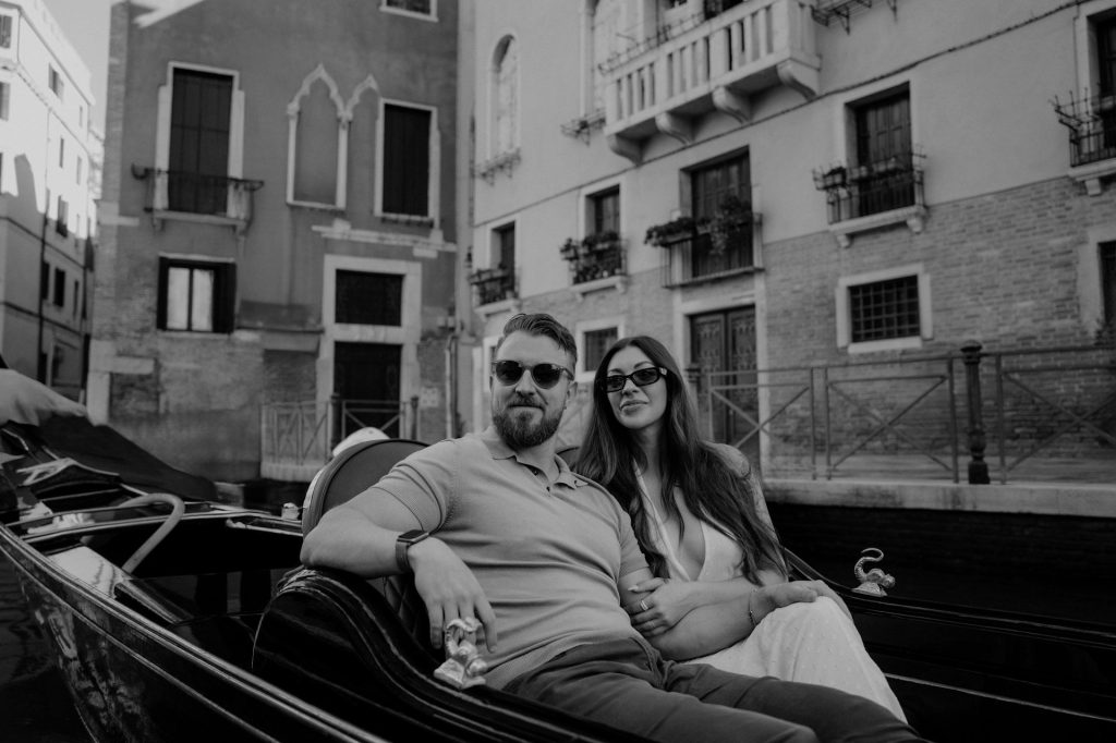 Couple installé dans une gondole à Venise