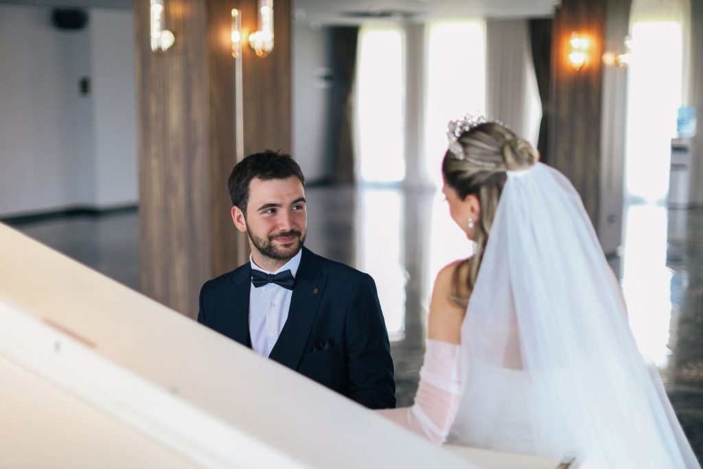 Couple de futurs mariés en visite dans une salle de réception vide