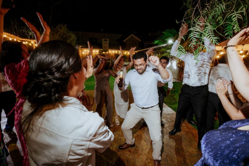 Invités qui dansent à une fête de mariage en plein air