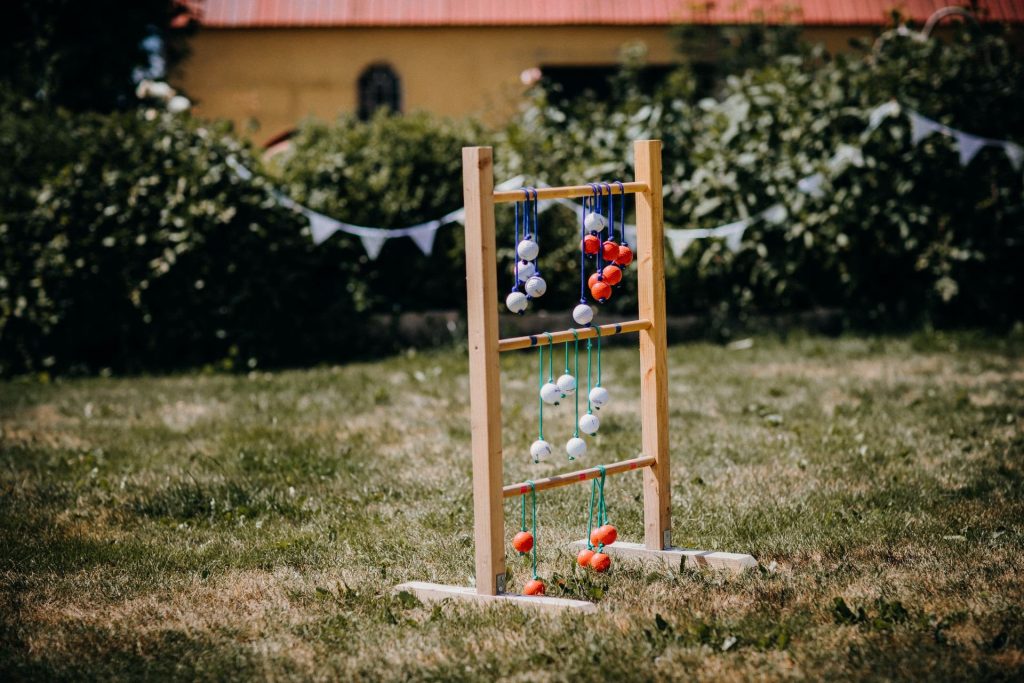 Jeu d’adresse en bois installé sur une pelouse de mariage