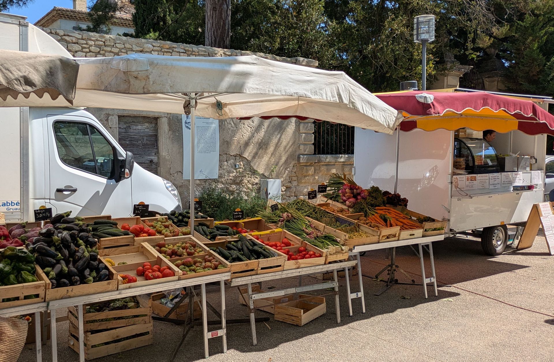 Étal de légumes d’un producteur sur le marché de Grignan, en Provence