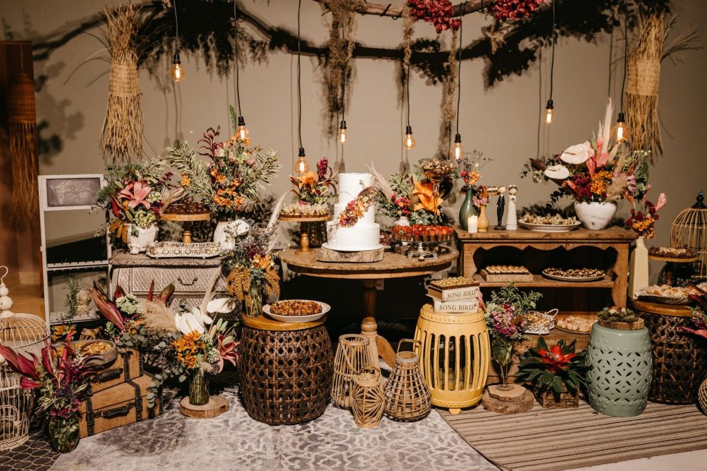 Buffet de mariage au thème bohème avec gâteau et paniers