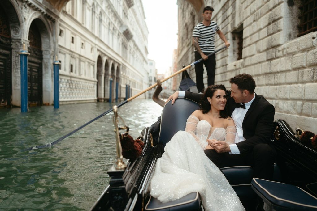 Jeunes mariés en gondole à Venise