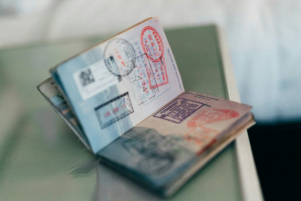 Passeport ouvert avec des tampons de visa