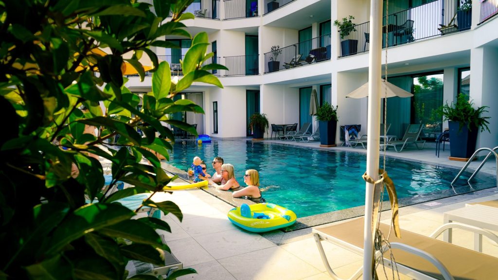Piscine d’une résidence de vacances avec des enfants qui jouent