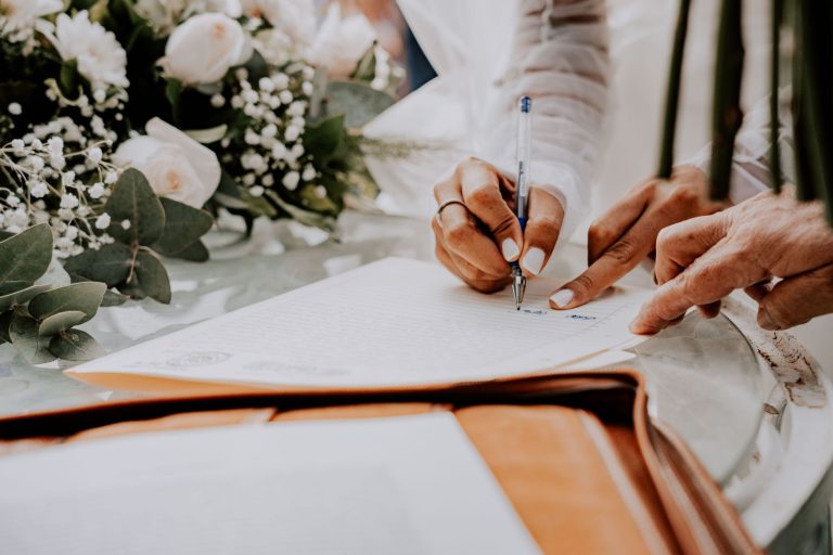Un couple perd son contrat de mariage après avoir versé 8 000 euros d&rsquo;acompte