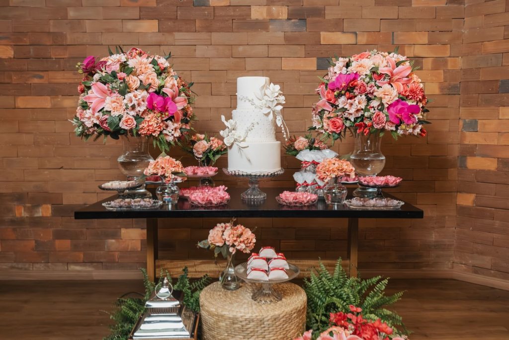 Table de desserts de mariage avec pièce montée et fleurs