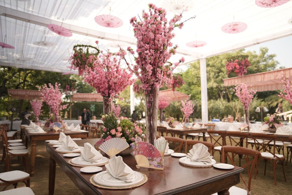 Table de mariage décorée sur le thème des cerisiers en fleurs