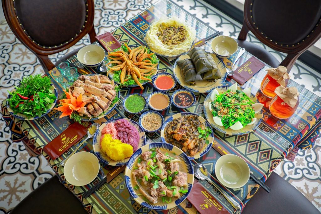 Grande table couverte de plats variés du monde