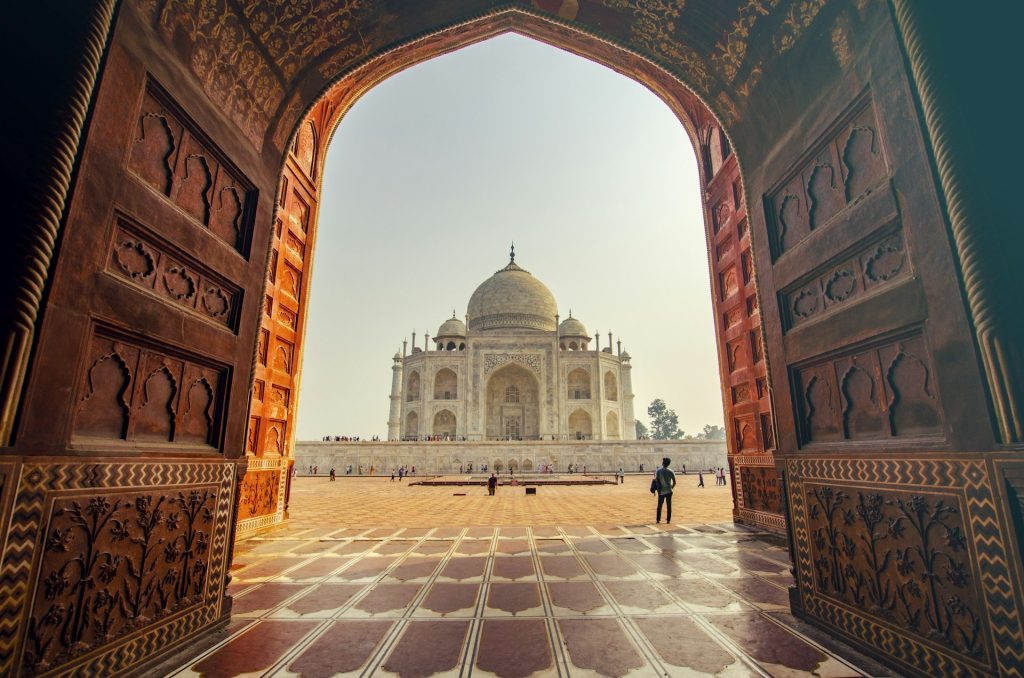 Le Taj Mahal vu à travers une arche en Inde
