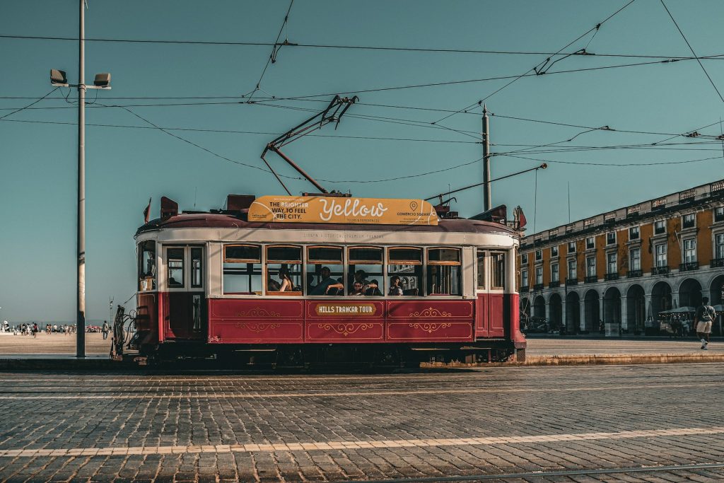 Tramway rouge sur la place du Commerce à Lisbonne