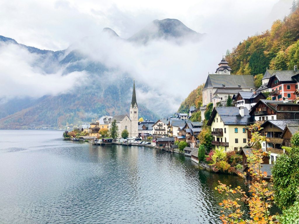Village au bord d’un lac dans la brume d’automne