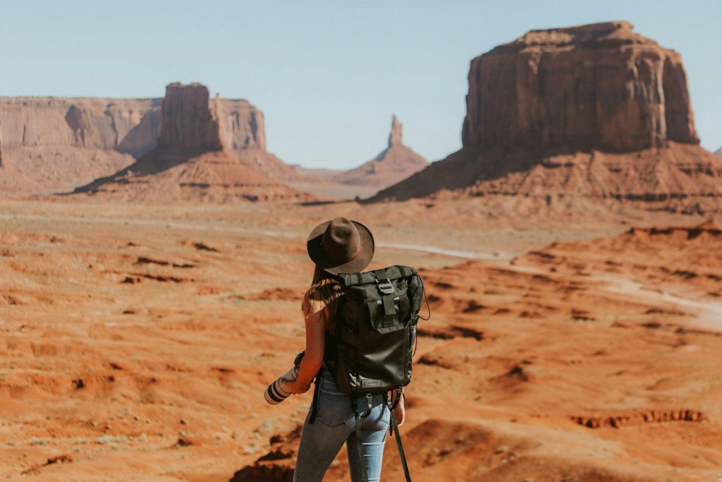 Voyageuse seule avec son sac à dos dans un paysage de désert