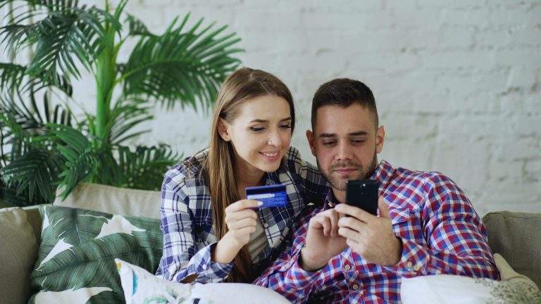 Compte joint: avantages et risques en couple