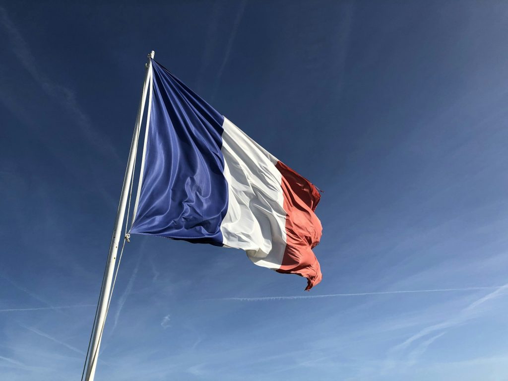 Drapeau français flottant dans un ciel bleu