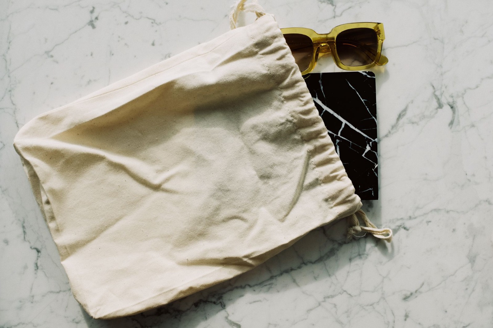 Étui à lunettes ouvert avec sa pochette en tissu