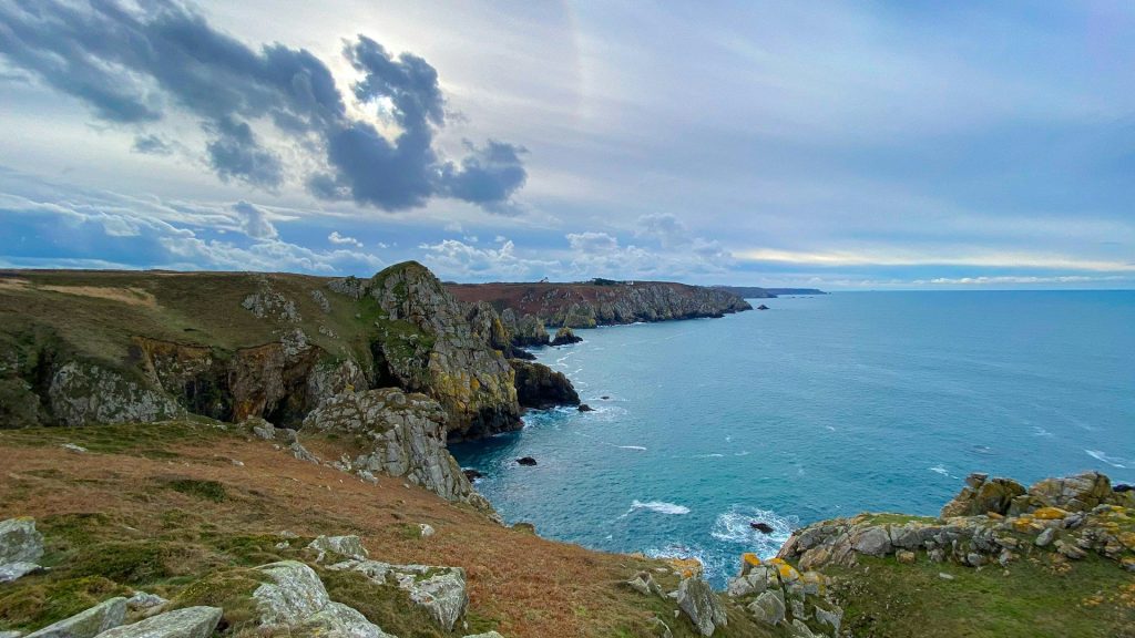 Falaises et océan sur la côte bretonne, près de la presqu’île de Crozon