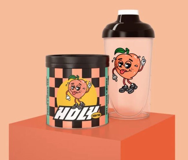 Pot et shaker Holy Iced Tea saveur pêche sur fond orange