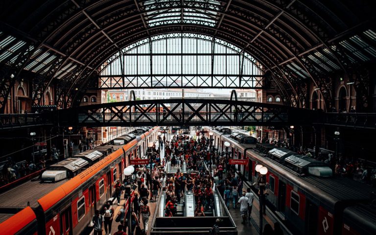 Train ou voiture : comparer temps, coût et empreinte
