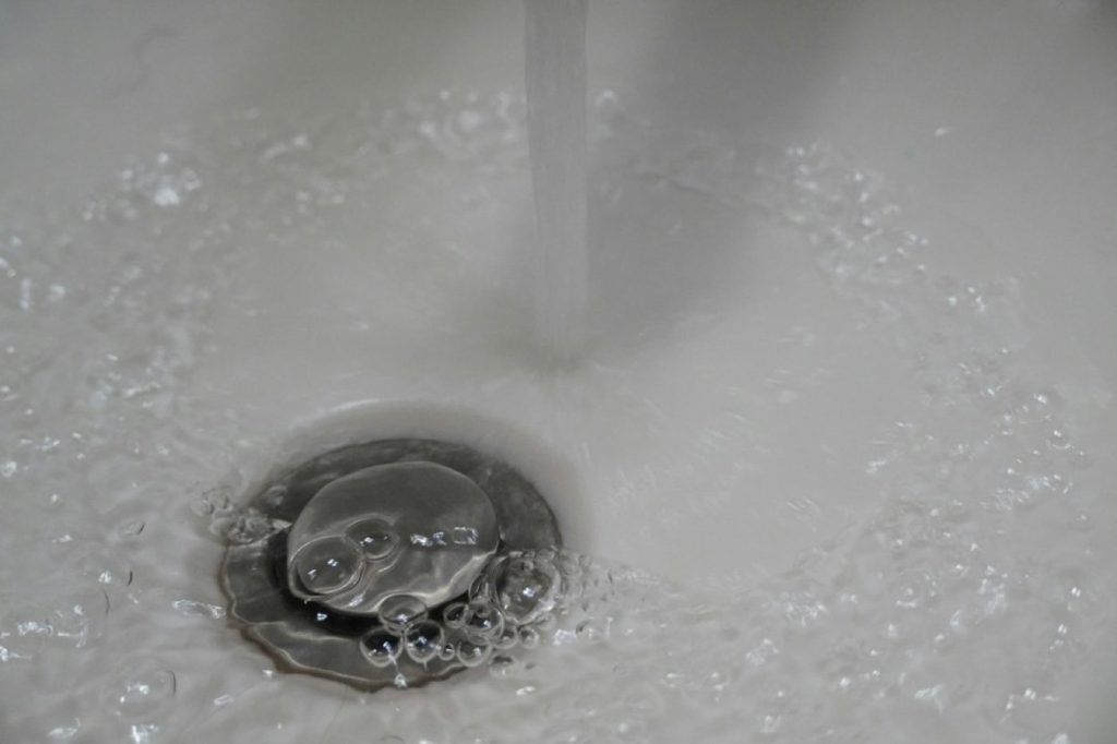 Odeur de canalisation salle de bain : causes et solutions