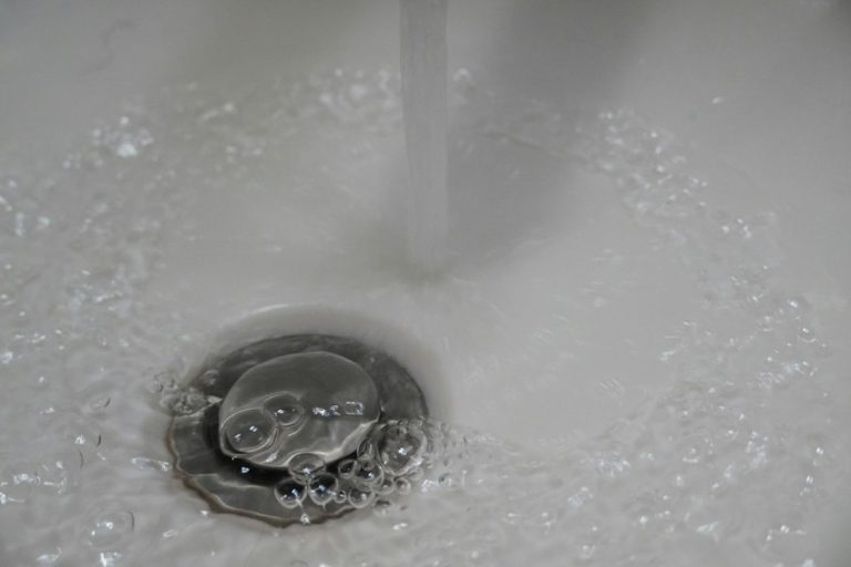 Odeur de canalisation salle de bain : causes et solutions