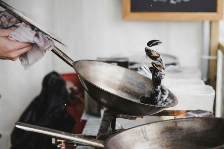 Poêle inox ou fonte : laquelle choisir
