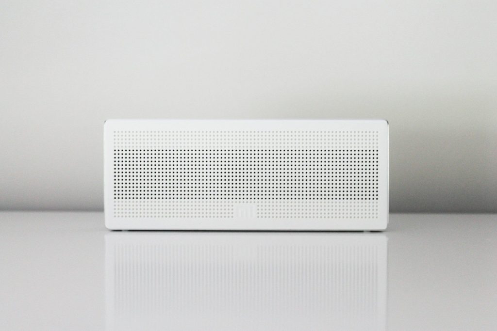 Purificateur d’air blanc posé sur une surface claire