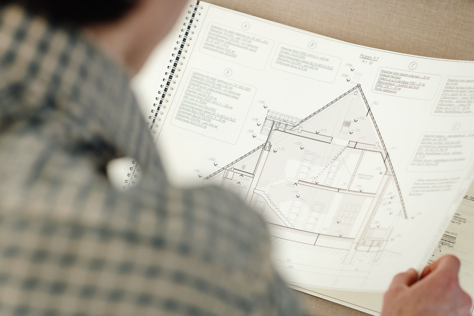 Plan d'intérieur d'un logement issu d'un relevé de l'existant, posé sur une table