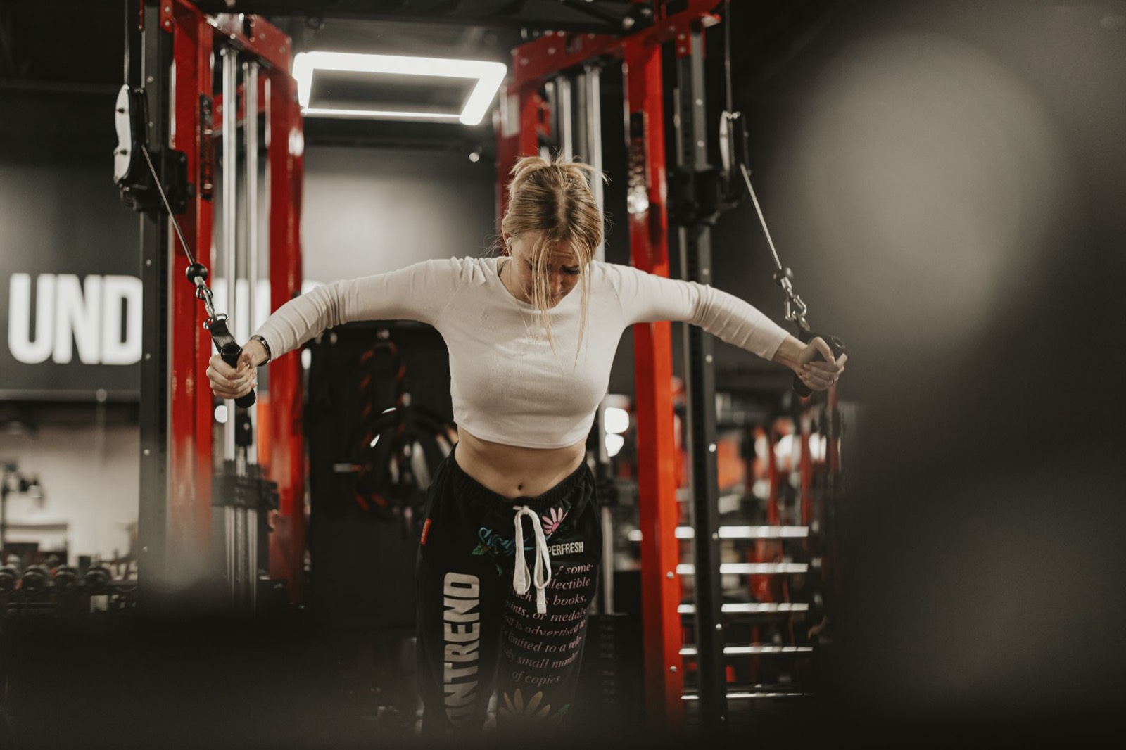 Salle de musculation équipée de machines guidées et de bancs de développé