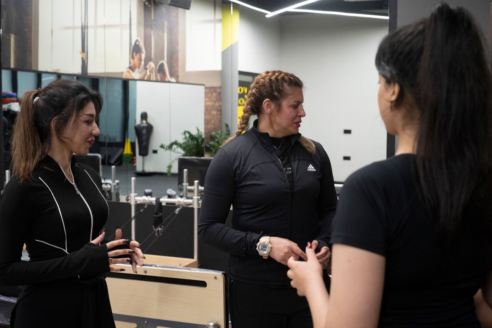 Groupe de femmes pendant un cours collectif dans une salle de sport