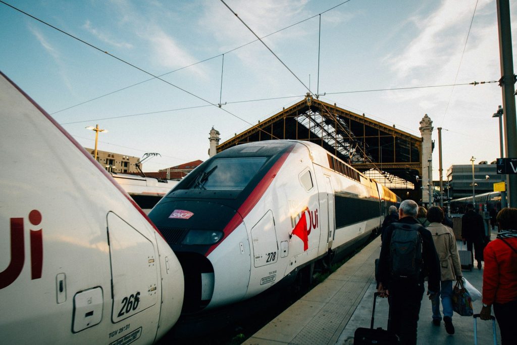 Un TGV inOui à quai dans une gare française
